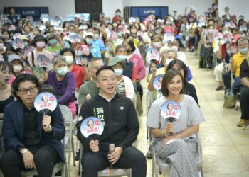 邱議瑩攜手張以理與左營青年對談 知名親子部落客肯定安養政策直呼「高雄可以安心生!」 邱議瑩攜手張以理與左營青年對談 知名親子部落客肯定安養政策直呼「高雄可以安心生!」