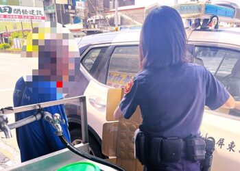 孱弱獨居老翁蹲路旁 枋警暖心護送返家 孱弱獨居老翁蹲路旁 枋警暖心護送返家