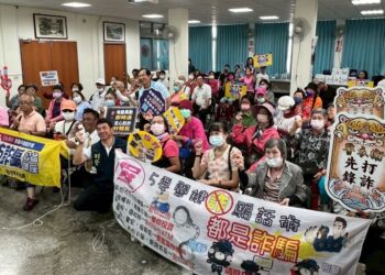 屏警公私協力走入社區宣講 呼籲長輩不要讓善良被利用、讓血汗錢被揮霍 屏警公私協力走入社區宣講 呼籲長輩不要讓善良被利用、讓血汗錢被揮霍