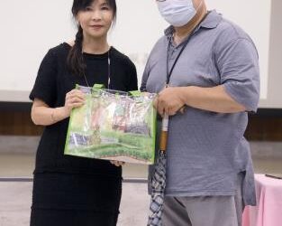 臺南市心理衛生中心同仁積極協助個案穩定賦歸社區，獲得家屬肯定接受表揚