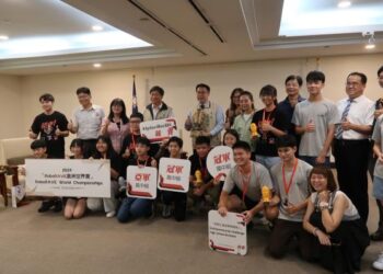 用機器人接軌國際 南市學子在世界機器人大賽屢獲佳績 黃偉哲市長接見表揚