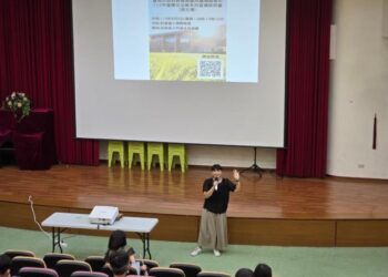 南市教育局辦理陽光法案說明會,現場手把手個別指導,一鍵送出好安心 南市教育局辦理陽光法案說明會,現場手把手個別指導,一鍵送出好安心
