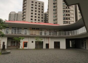 行政院鄭麗君副院長率團參訪臺南市立人國小附幼 肯定臺南執行公共化教保服務績效 行政院鄭麗君副院長率團參訪臺南市立人國小附幼 肯定臺南執行公共化教保服務績效