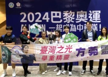 舉重好手方莞靈榮耀歸國，南市獻花迎接