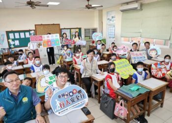 開學首日 臺南市副市長葉澤山到校關心校園防疫 護童平安上學