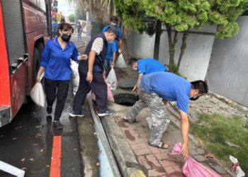 農藥及消防廢水造成水圳變色 環保局持續監控確保儘速復原 農藥及消防廢水造成水圳變色 環保局持續監控確保儘速復原