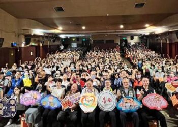 南市重陽敬老月系列活動熱鬧開跑 社會局邀長輩欣賞國寶級畫師顏振發的看板人生 南市重陽敬老月系列活動熱鬧開跑 社會局邀長輩欣賞國寶級畫師顏振發的看板人生