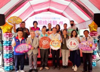 南市銀髮創齡服務中心正式揭牌啟用 黃偉哲:以行動學苑邀請長者一起活到老、學到老