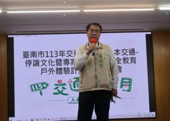 交通安全教育向下扎根 臺南市長黃偉哲與師生代表共同宣誓「車輛慢看停 行人安全行」