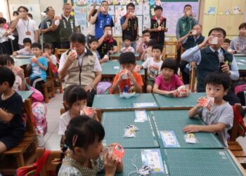 臺南市長黃偉哲與學童一起大口喝牛奶 齊聲讚:國產乳品棒 補鈣增健康! 臺南市長黃偉哲與學童一起大口喝牛奶 齊聲讚:國產乳品棒 補鈣增健康!