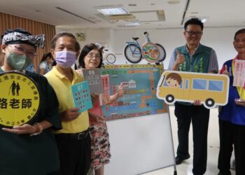 玩大富翁遊臺南 樂齡長輩寓教於樂學交安! 臺南樂齡學習示範中心展創意 研發「公車達人向前行」交通安全教具 玩大富翁遊臺南 樂齡長輩寓教於樂學交安! 臺南樂齡學習示範中心展創意 研發「公車達人向前行」交通安全教具