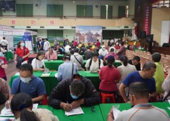 南市府第3場大型就博會於東區慈幼工商登場 逾4,200個職缺 初媒率達5成1。 南市府第3場大型就博會於東區慈幼工商登場 逾4,200個職缺 初媒率達5成1。