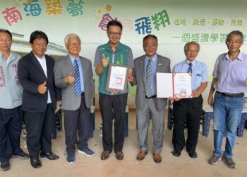 公私協力助教育!台南安南扶輪社捐贈30萬元協助永安國小改造圖書室 教育局頒贈市府捐資興學感謝狀 公私協力助教育!台南安南扶輪社捐贈30萬元協助永安國小改造圖書室 教育局頒贈市府捐資興學感謝狀