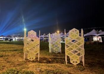 安平區沙灘社區攜手第六屆《浪人祭》共創裝置藝術「來自社區夥伴的迷幻太空船」，於沙灘忠誠聯合活動中心常設展出