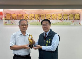 全國唯一 家庭教育志工林明春榮獲終身學習楷模教學組獎 臺南市家庭教育諮詢委員會獻獎黃偉哲市長