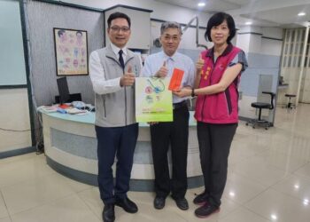 登革熱定點醫師料敵神準,病例無所遁形,衛生局與醫師公會賴俊良理事長至診所頒發奬勵金,感謝及肯定其付出! 登革熱定點醫師料敵神準,病例無所遁形,衛生局與醫師公會賴俊良理事長至診所頒發奬勵金,感謝及肯定其付出!