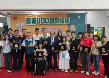 臺南400職訓繽紛成果展學員大秀技藝 現場果雕體驗及證件照吸引民眾參與體驗