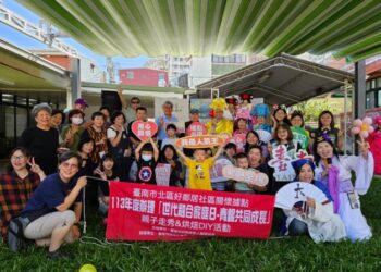 親子走秀烘焙樂~南市社區照顧關懷據點世代融合家庭日 黃偉哲鼓勵年輕世代參與關懷據點