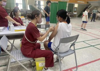 學生接種流感及新冠JN.1疫苗，為健康建立一道防護罩！