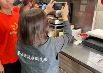 早餐店紅茶驚見蠟筆及夾子事件?南市衛生局說明稽查結果 早餐店紅茶驚見蠟筆及夾子事件?南市衛生局說明稽查結果