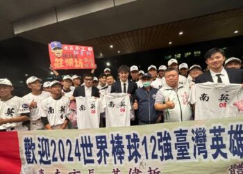 「歡迎回家!」台灣英雄世界冠軍,南市府派員接機 「歡迎回家!」台灣英雄世界冠軍,南市府派員接機