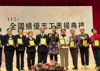 8位社福小隊志工獲頒衛生福利部績優金牌獎志工 黃偉哲:志工讓臺南更驕傲 8位社福小隊志工獲頒衛生福利部績優金牌獎志工 黃偉哲:志工讓臺南更驕傲