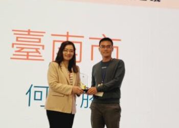 深耕校園輔導 臺南市何韋勝社工師獲全國資深優良專輔人員 深耕校園輔導 臺南市何韋勝社工師獲全國資深優良專輔人員