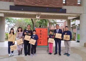 安平區蕭泰華區長致贈紅榜慶賀億載國小參加113年全國中小學客家藝文競賽客語口說藝術類全國第一名 安平區蕭泰華區長致贈紅榜慶賀億載國小參加113年全國中小學客家藝文競賽客語口說藝術類全國第一名