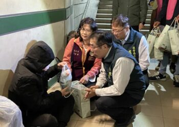 南市啟動低溫關懷 黃偉哲夜訪街友送上熱食及湯圓提前傳達冬至祝褔 南市啟動低溫關懷 黃偉哲夜訪街友送上熱食及湯圓提前傳達冬至祝褔