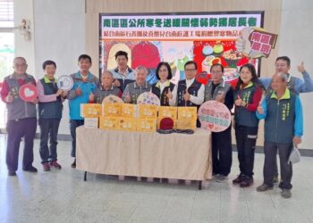 南區區公所與南區行善團寒冬送暖關懷弱勢獨居長者捐贈禦寒用品 南區區公所與南區行善團寒冬送暖關懷弱勢獨居長者捐贈禦寒用品