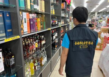 臺南市政府在財政部113年第2次不定期全國同步查緝私劣菸酒專案中榮獲「查獲違法酒品績效第3名」,表現亮眼彰顯查緝成果 臺南市政府在財政部113年第2次不定期全國同步查緝私劣菸酒專案中榮獲「查獲違法酒品績效第3名」,表現亮眼彰顯查緝成果