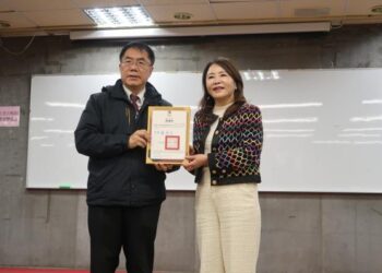 寒冬送暖․佳尼特教育基金會捐贈臺南46校傳藝獎助金及千戶關懷金 黃偉哲市長親贈感謝狀 寒冬送暖․佳尼特教育基金會捐贈臺南46校傳藝獎助金及千戶關懷金 黃偉哲市長親贈感謝狀