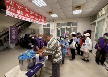 高溫抗暑屏東平安站發防暑物資 讓寒士度過酷暑夏日