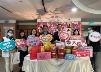 臺南大遠百匯集員工之愛捐贈春節禮盒 黃偉哲感謝攜手送愛關懷弱勢迎春節 臺南大遠百匯集員工之愛捐贈春節禮盒 黃偉哲感謝攜手送愛關懷弱勢迎春節
