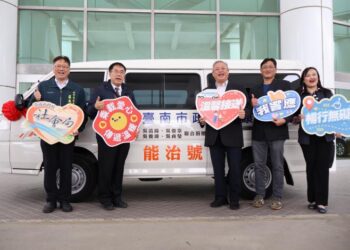 吳氏家族捐贈復康巴士 黃偉哲感謝造福身障及行動不便者 吳氏家族捐贈復康巴士 黃偉哲感謝造福身障及行動不便者