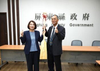 外籍學生組國際龍舟隊　縣長授槳勉勵全力以赴