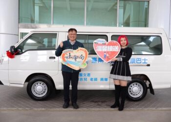 陳瑾瑩女士捐贈復康巴士 黃偉哲感謝為身障朋友提供便捷接送服務