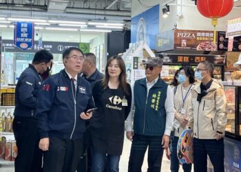 市長年前視察賣場 關心春節年貨供應情形 市長年前視察賣場 關心春節年貨供應情形