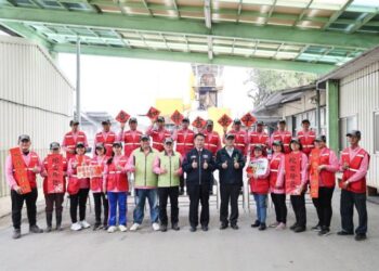 工務局前線工作人員「辛苦了!」 黃偉哲親發紅包慰勉 工務局前線工作人員「辛苦了!」 黃偉哲親發紅包慰勉