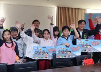 「高高舉起手,請你看見我」臺南市教育局推動學童「舉手過馬路」安全運動 「高高舉起手,請你看見我」臺南市教育局推動學童「舉手過馬路」安全運動