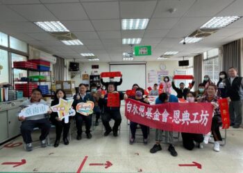 歲末迎新春 黃偉哲市長與社區日間作業設施身障者歡聚提前過年 歲末迎新春 黃偉哲市長與社區日間作業設施身障者歡聚提前過年