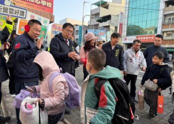 開學首日 黃偉哲市長到校關心校園防疫及宣傳智慧型觸控大電視與防塵水擦黑板 守護學童健康 平安上學! 開學首日 黃偉哲市長到校關心校園防疫及宣傳智慧型觸控大電視與防塵水擦黑板 守護學童健康 平安上學!