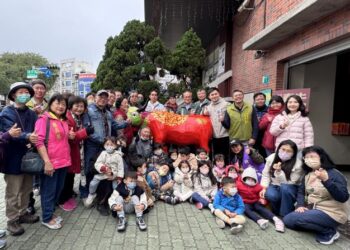 新春祈福摸春牛!中西區公所攜手社區民眾與傳統藝師,共創嶄新春牛亮相 新春祈福摸春牛!中西區公所攜手社區民眾與傳統藝師,共創嶄新春牛亮相