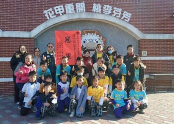 安平區蕭泰華區長致贈紅榜慶賀石門國小榮獲2024-2025 FIRST FLL機器人大賽台灣選拔賽冠軍 安平區蕭泰華區長致贈紅榜慶賀石門國小榮獲2024-2025 FIRST FLL機器人大賽台灣選拔賽冠軍