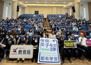 「啊！我就是不會啊!」讓孩子從學習無助到笑臉上課 臺南市推動數位融入課中差異化教學 打造因材施教新典範