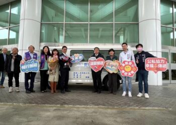 陳威式先生捐贈復康巴士 黃偉哲感謝散播大愛支持身障照顧
