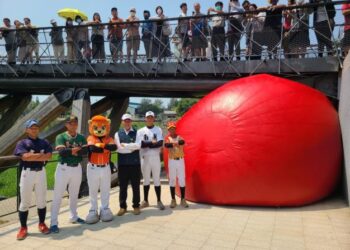 紅球降臨竹溪公園月見橋 體育局陳良乾局長帶領臺南棒球隊擊出紅不讓