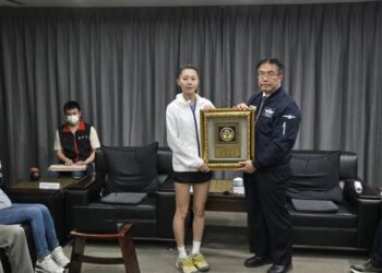 臺南網球好手林家文勇奪2025年澳網聽障錦標賽 女子雙打金牌及單打銅牌 市長黃偉哲頒牌嘉勉 臺南網球好手林家文勇奪2025年澳網聽障錦標賽 女子雙打金牌及單打銅牌 市長黃偉哲頒牌嘉勉