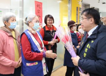 2025婦女節黃偉哲市長贈送火鶴 祝福臺灣女神快樂