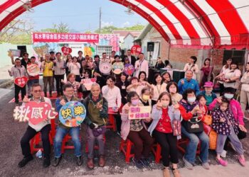 楠西彩繪貨櫃屋打造多功能交誼小舖 黃偉哲:公私齊力支持居民生活重建 楠西彩繪貨櫃屋打造多功能交誼小舖 黃偉哲:公私齊力支持居民生活重建